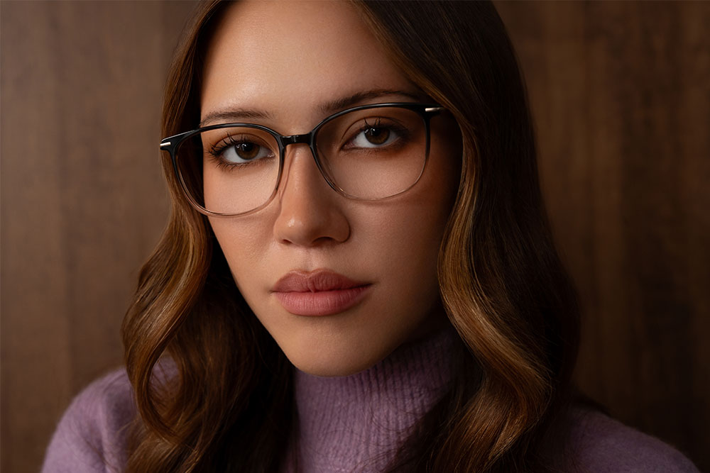 Model wearing Oscar Wylee Mumford acetate and metal optical frames.